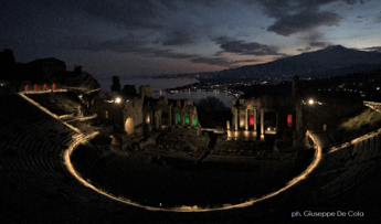 Coraggio Italia!, il Teatro antico di Taormina con le luci del tricolore Coraggio Italia!, il Teatro antico di Taormina con le luci del tricolore
