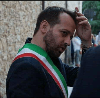 Il sindaco che striglia i cittadini nel video diventato virale: Però è servito, non si vede più nessuno Il sindaco che striglia i cittadini nel video diventato virale: Però è servito, non si vede più nessuno