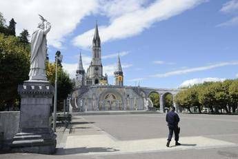 Coronavirus, chiude il santuario di Lourdes Coronavirus, chiude il santuario di Lourdes