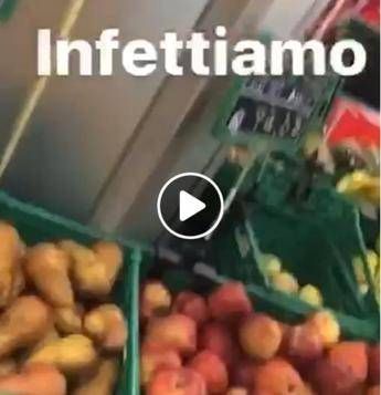 Infettiamo: sputa sulla frutta e posta video