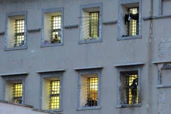 Coronavirus, padre Zanotelli: Fuori da carceri i detenuti con reati lievi Coronavirus, padre Zanotelli: Fuori da carceri i detenuti con reati lievi