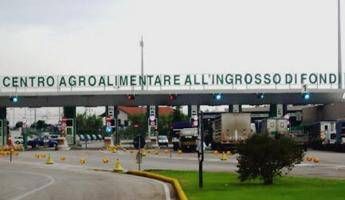 Coronavirus, Fondi 'blindato': divieto accesso e allontanamento Coronavirus, Fondi 'blindato': divieto accesso e allontanamento