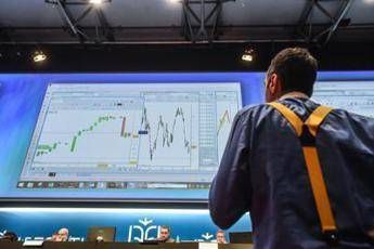 Borsa Milano in positivo, spread in lieve calo