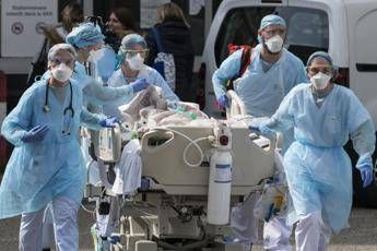 Coronavirus, Francia: 365 morti in un giorno Coronavirus, Francia: 365 morti in un giorno