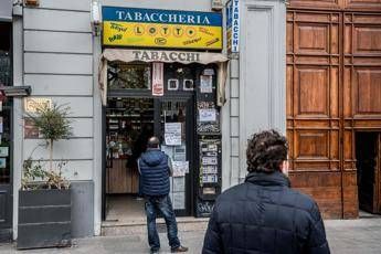 Coronavirus, stretta da lunedì: aperti i tabaccai Coronavirus, stretta da lunedì: aperti i tabaccai