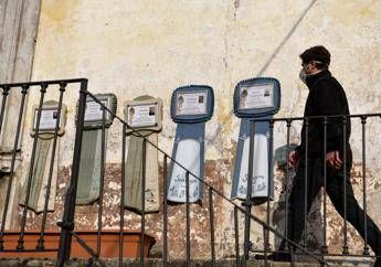 Coronavirus, esce di casa per leggere necrologi: denunciato Coronavirus, esce di casa per leggere necrologi: denunciato