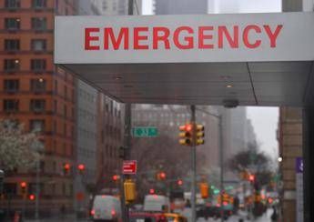 Coronavirus, New York proroga il lockdown: Ma decessi in calo Coronavirus, New York proroga il lockdown: Ma decessi in calo