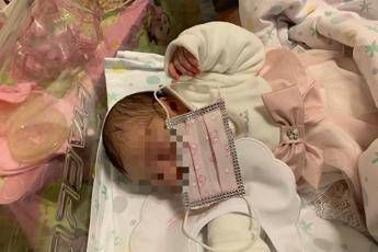 Neonati al tempo del coronavirus, mascherina per la bimba Neonati al tempo del coronavirus, mascherina per la bimba
