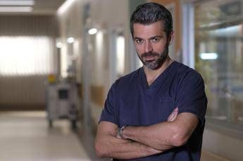 Argentero: Porto in tv uno dei medici eroi del Covid-19 Argentero: Porto in tv uno dei medici eroi del Covid-19
