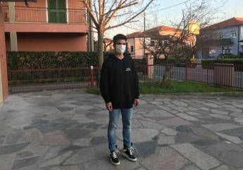 Andrea, il tappezziere che cuce e regala mascherine: Il mio un gesto di cuore Andrea, il tappezziere che cuce e regala mascherine: Il mio un gesto di cuore