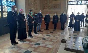Coronavirus, al cimitero di Bergamo 50 bare al giorno: Straziante Coronavirus, al cimitero di Bergamo 50 bare al giorno: Straziante
