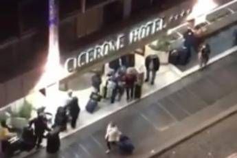 Passeggeri crociera accalcati davanti hotel Cicerone, direttore 'temiamo ma è lavoro' Passeggeri crociera accalcati davanti hotel Cicerone, direttore 'temiamo ma è lavoro'