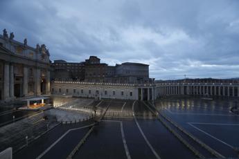 Papa prega nella piazza deserta: Signore non lasciarci in balia della tempesta