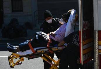 Coronavirus, oltre 700 morti a New York e Trump pensa a quarantena Coronavirus, oltre 700 morti a New York e Trump pensa a quarantena