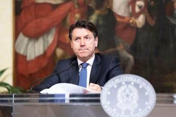 Il sondaggio: Conte leader più amato, sale gradimento governo