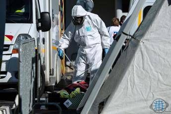 Coronavirus, 418 morti nelle ultime 24 ore in Francia Coronavirus, 418 morti nelle ultime 24 ore in Francia
