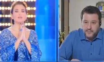 Prete benedice l'Eterno Riposo di Salvini in tv: Da parente di vittima il mio grazie Prete benedice l'Eterno Riposo di Salvini in tv: Da parente di vittima il mio grazie