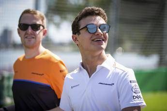 Coronavirus, F1 raccoglie fondi per 12mila dollari e Norris si rasa a zero Coronavirus, F1 raccoglie fondi per 12mila dollari e Norris si rasa a zero