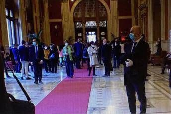 Coronavirus, deputato posta foto Transatlantico, onorevoli al lavoro, ma scatta critica su distanze Coronavirus, deputato posta foto Transatlantico, onorevoli al lavoro, ma scatta critica su distanze
