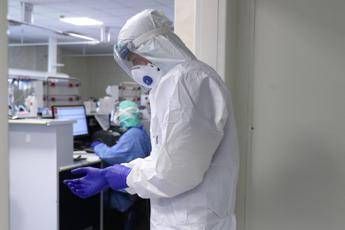 Coronavirus, più di 21mila operatori sanitari colpiti Coronavirus, più di 21mila operatori sanitari colpiti