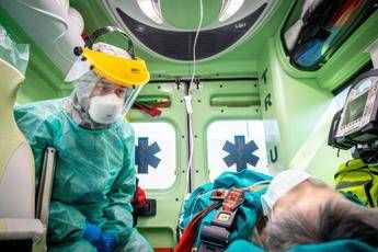 Pregliasco: Virus non è sconfitto, riapertura sia a più velocità Pregliasco: Virus non è sconfitto, riapertura sia a più velocità