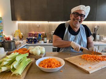 Coronavirus, Mariotto da stilista a chef, in cucina per gli homeless