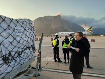 Palermo, atterrato carico 40 tonnellate dispositivi sicurezza acquistati dalla Regione siciliana Palermo, atterrato carico 40 tonnellate dispositivi sicurezza acquistati dalla Regione siciliana