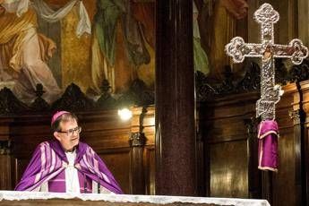 Arcivescovo Siena a Salvini: Gente muore, chiese chiuse per tutelare salute Arcivescovo Siena a Salvini: Gente muore, chiese chiuse per tutelare salute