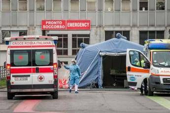 Coronavirus, dal Ciad alla guerra contro il Covid Italia suora medico in corsia tra malati Coronavirus, dal Ciad alla guerra contro il Covid Italia suora medico in corsia tra malati
