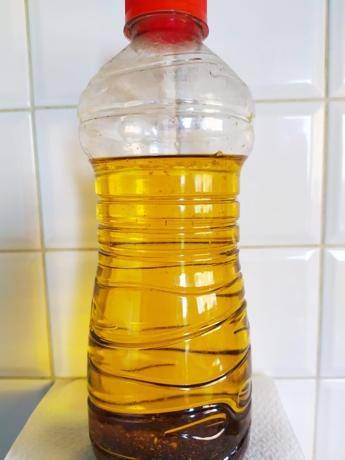Mai nel lavandino: vademecum per smaltire bene l'olio da cucina Mai nel lavandino: vademecum per smaltire bene l'olio da cucina