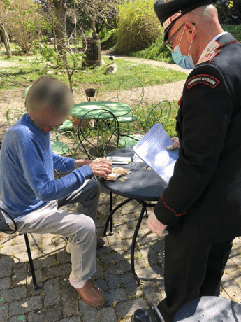 Il carabiniere: Ho consegnato la pensione all'anziano e lui è crollato in lacrime Il carabiniere: Ho consegnato la pensione all'anziano e lui è crollato in lacrime