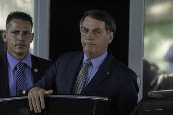 Coronavirus, Bolsonaro contestato mentre compra ciambelle