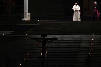 La Via Crucis del Papa in una piazza San Pietro deserta La Via Crucis del Papa in una piazza San Pietro deserta