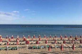 Il virologo: Spiagge questa estate? Dovranno essere mezze vuote