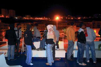 Migranti, ordinanza Musumeci istituisce 'aree speciali di controllo nei porti'