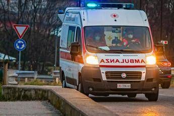 Milano, 31enne aggredito in strada a bottigliate