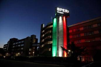 Bper con 'le luci della ripresa': torre e Forum Monzani illuminati dal tricolore Bper con 'le luci della ripresa': torre e Forum Monzani illuminati dal tricolore