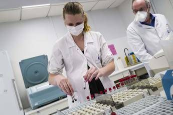 Coronavirus, oltre 15mila morti in Francia Coronavirus, oltre 15mila morti in Francia