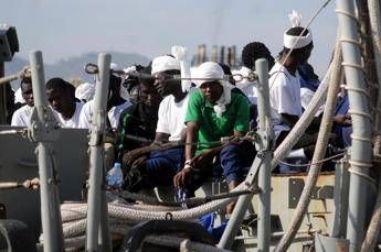 Crimi: No a sanatoria migranti. Bellanova: Se è così, mia funzione inutile