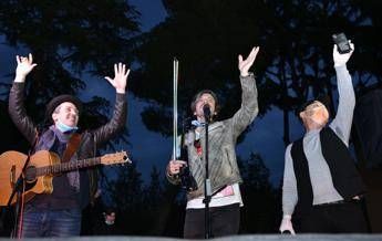 Coronavirus, 'Sotto lo Stesso Cielo tour' strega il pubblico in finestra della periferia romana Coronavirus, 'Sotto lo Stesso Cielo tour' strega il pubblico in finestra della periferia romana