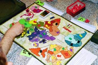 Lockdown tra Monopoly e Risiko, la rivincita dei giochi da tavolo Lockdown tra Monopoly e Risiko, la rivincita dei giochi da tavolo