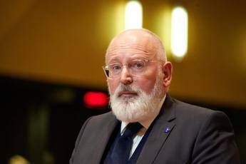Timmermans: Italia accetti Mes, serve a veri eroi, medici e infermieri Timmermans: Italia accetti Mes, serve a veri eroi, medici e infermieri
