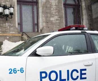 Protesi al seno devia proiettile, donna si salva Protesi al seno devia proiettile, donna si salva