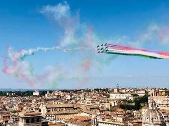 25 aprile, le Frecce Tricolori nel cielo di Roma 25 aprile, le Frecce Tricolori nel cielo di Roma