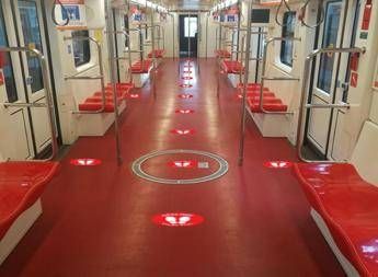 Milano, sedili vietati e bollini: in metro la nuova segnaletica Milano, sedili vietati e bollini: in metro la nuova segnaletica