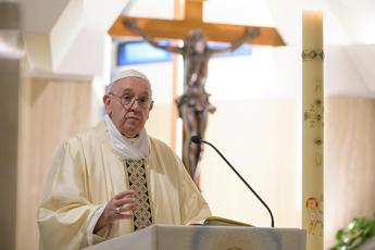 Papa: Maria ci aiuterà ad affrontare con speranza questo tempo di prova