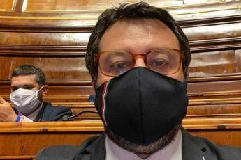 Salvini twitta dal Senato: Stanotte fateci compagnia Salvini twitta dal Senato: Stanotte fateci compagnia