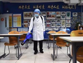 Il 'cappello da un metro', l'idea del bambini cinesi per tornare a scuola