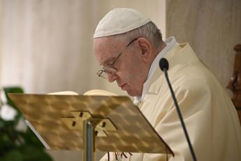 Papa prega per i defunti: Tanti anonimi nelle fosse comuni