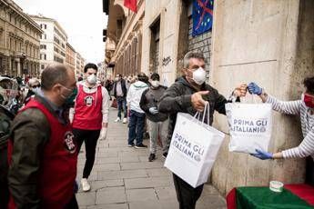 1 maggio, in fila a CasaPound per il pacco alimentare